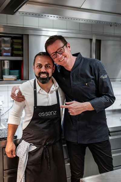 Für ein gemeinsames Koch-Event hat Sigl seinen Kollegen und Freund, Silvio Nickol, ins Resort Das Achental in den Chiemgau