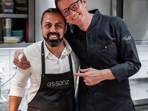 Für ein gemeinsames Koch-Event hat Sigl seinen Kollegen und Freund, Silvio Nickol, ins Resort Das Achental in den Chiemgau