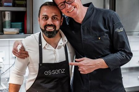 Für ein gemeinsames Koch-Event hat Sigl seinen Kollegen und Freund, Silvio Nickol, ins Resort Das Achental in den Chiemgau