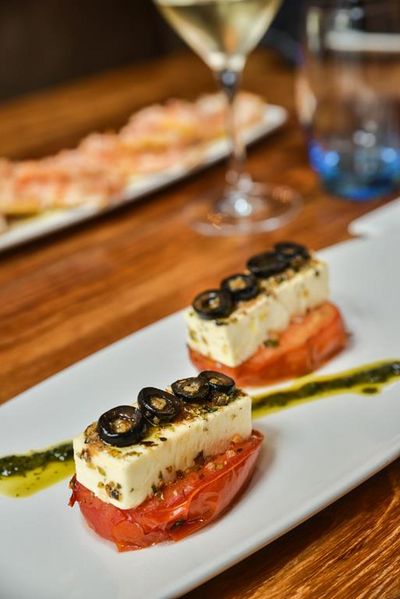 Eine Tapas-Tour durch Palma mit Startpunkt direkt ab Hotel Cort bietet Teilnehmern die Möglichkeit, Spezialitäten der Baleareninsel Mallorca zu genießen und gleichzeitig die Sehenswürdigkeiten der Stadt zu bewundern