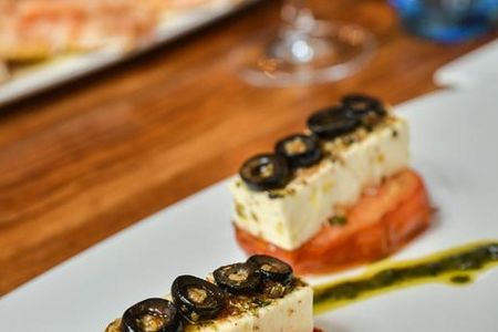 Eine Tapas-Tour durch Palma mit Startpunkt direkt ab Hotel Cort bietet Teilnehmern die Möglichkeit, Spezialitäten der Baleareninsel Mallorca zu genießen und gleichzeitig die Sehenswürdigkeiten der Stadt zu bewundern
