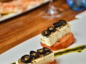 Eine Tapas-Tour durch Palma mit Startpunkt direkt ab Hotel Cort bietet Teilnehmern die Möglichkeit, Spezialitäten der Baleareninsel Mallorca zu genießen und gleichzeitig die Sehenswürdigkeiten der Stadt zu bewundern Eine Tapas-Tour durch Palma mit Startpunkt direkt ab Hotel Cort bietet Teilnehmern die Möglichkeit, Spezialitäten der Baleareninsel Mallorca zu genießen und gleichzeitig die Sehenswürdigkeiten der Stadt zu bewundern