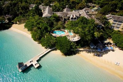 Unweit des Sandals Royal Plantation in Ocho Rios auf Jamaika trifft James Bond in 007 jagt Dr. No sein erstes Bond-Girl