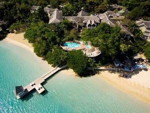 Unweit des Sandals Royal Plantation in Ocho Rios auf Jamaika trifft James Bond in 007 jagt Dr. No sein erstes Bond-Girl Unweit des Sandals Royal Plantation in Ocho Rios auf Jamaika trifft James Bond in 007 jagt Dr. No sein erstes Bond-Girl