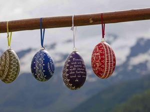 Viel Fingerspitzengefühl braucht Bäuerin Beatrix Hohenegger vom „Roter Hahn“-Mitglied Gamsegghof im Vinschgau/Südtirol, um die Eier ihrer Gänse in kleine Kunstwerke zu verwandeln