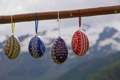 Viel Fingerspitzengefühl braucht Bäuerin Beatrix Hohenegger vom „Roter Hahn“-Mitglied Gamsegghof im Vinschgau/Südtirol, um die Eier ihrer Gänse in kleine Kunstwerke zu verwandeln