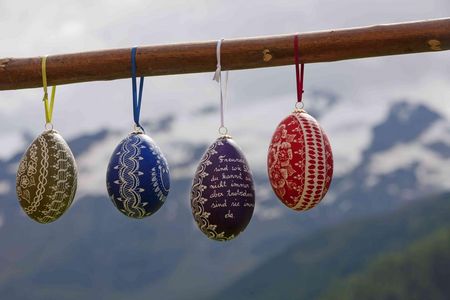Viel Fingerspitzengefühl braucht Bäuerin Beatrix Hohenegger vom „Roter Hahn“-Mitglied Gamsegghof im Vinschgau/Südtirol, um die Eier ihrer Gänse in kleine Kunstwerke zu verwandeln