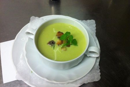 Essen und Trinken Kraeutersuppe