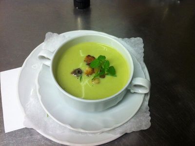 Essen und Trinken Kraeutersuppe