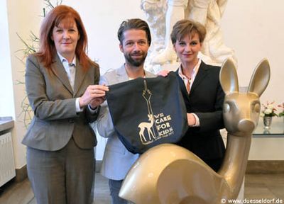 Astrid Elbers, René Küppers und Dr. Eva-Maria Illigen-Günther (von links) mit der BAMBI Tasche.