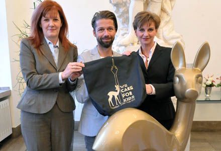 Astrid Elbers, René Küppers und Dr. Eva-Maria Illigen-Günther (von links) mit der BAMBI Tasche.