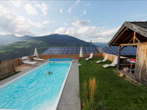 Pool mit Bergblick auf einem der hoch gelegenen Suedtiroler Bauernhoefe der Marke Roter Hahn Pool mit Bergblick auf einem der hoch gelegenen Suedtiroler Bauernhoefe der Marke Roter Hahn