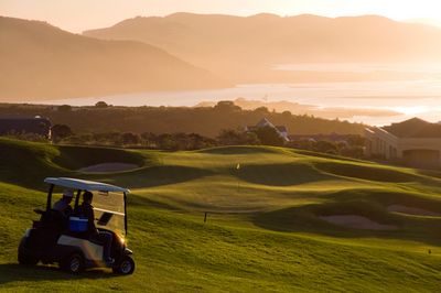 Reisen Suedafrika Golfplatz im Sonnenuntergang