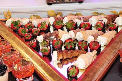 Koestlichkeiten am Dessertbuffet.