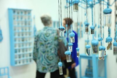 Malerei, Bildhauerei und Plastik weden gezeigt.