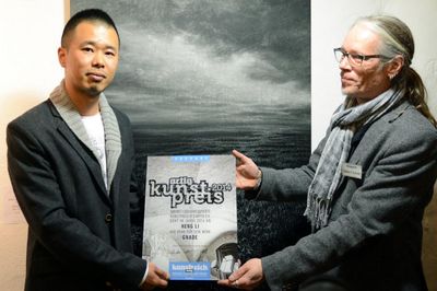 artig kunstpreistraeger Heng Li mit artig-Vorsitzendem Stephan A. Schmidt.