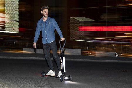 Audis E-Roller in Aktion Auch Audi positioniert sich als Autohersteller auf dem E-Scooter-Markt