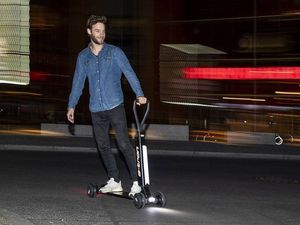 Audis E-Roller in Aktion Auch Audi positioniert sich als Autohersteller auf dem E-Scooter-Markt Audis E-Roller in Aktion Auch Audi positioniert sich als Autohersteller auf dem E-Scooter-Markt