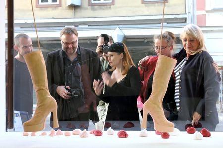 Ausstellung in Villach: "Zwischen den Beinen Vol.2" Multi-Media-Künstlerin Barbara Rapp setzt sich mit den Geschlechterrollen auseinander