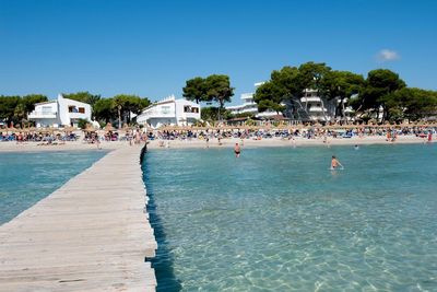 Familienurlaub mit direktem Strandzugang – während die Jüngsten Sandburgen bauen, entspannen Eltern im Grupotel Los Príncipes & Spa an Mallorcas Nordostküste