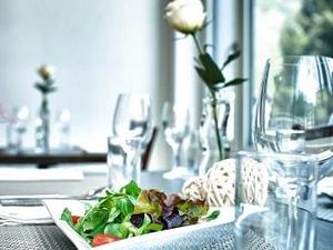Kreative Speisen mit Hahnenblick das Engelberger Restaurant zaehlt kuenftig zur Gilde etablierter Schweizer Gastronomen Kreative Speisen mit Hahnenblick das Engelberger Restaurant zaehlt kuenftig zur Gilde etablierter Schweizer Gastronomen