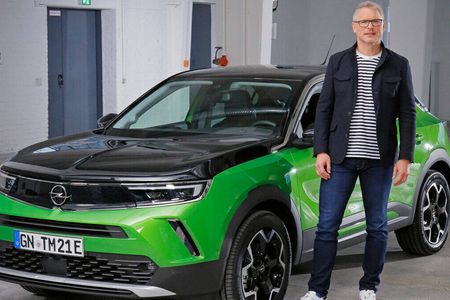 Opel-Marketingchef Albrecht Schaefer vor dem neuen Mokka