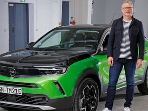 Opel-Marketingchef Albrecht Schaefer vor dem neuen Mokka Opel-Marketingchef Albrecht Schaefer vor dem neuen Mokka