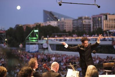 Chefdirigent Andrés Orozco-Estrada vor der Frankfurter Skyline Chefdirigent Andrés Orozco-Estrada vor der Frankfurter Skyline