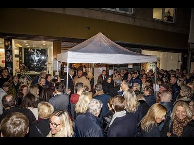 Riesenandrang  vor der Galerie Greuer und Greuer, 900 Gaeste wollten rein