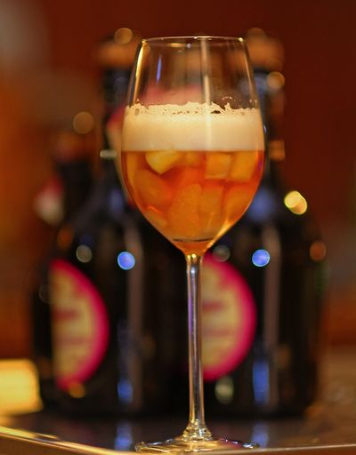 Gisela Meinel-Hansen gießt den Nachtisch Bierfee kuesst Fruechdla auf