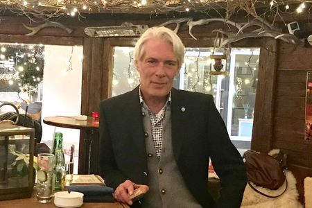 Der Chefredakteur der GFDK, Gottfried Boehmer geht gerne in Bars um einen guten Drink zu geniessen, der Prohibitionszeit kann er nichts abgewinnen