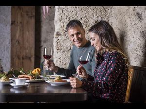 Zum traditionellen Törggelen mit hofeigenem Wein und Köstlichkeiten wie Knödel und Gerstsuppe geht es wie überall in Südtirol auch in Schenna bei Meran per pedes Zum traditionellen Törggelen mit hofeigenem Wein und Köstlichkeiten wie Knödel und Gerstsuppe geht es wie überall in Südtirol auch in Schenna bei Meran per pedes