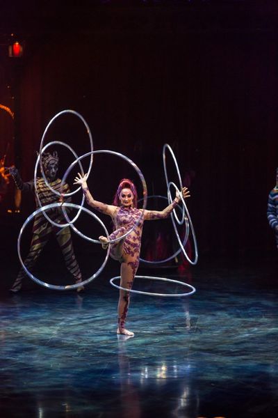 Hoola Hoop in Balance im Cirque du Soleil