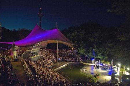 Abendliche Atmosphaere bei Seebuehnenzauber-Konzerten im Luisenpark Mannheim