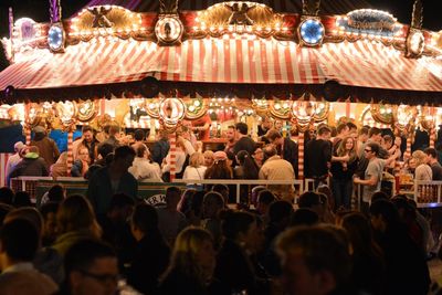 Naechtliches buntes Treiben beim Karussell des Uferlos-Festivals