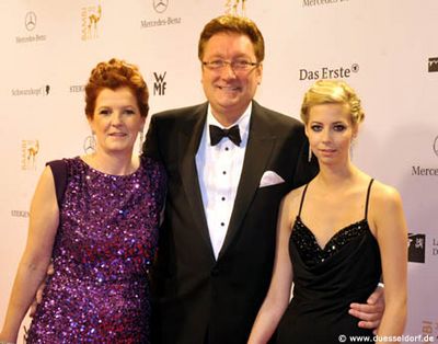 Bild 3: Oberbürgermeister Dirk Elbers mit seiner Ehefrau Astrid (links) und seiner Nichte Anna-Lena bei der BAMBI Gala.