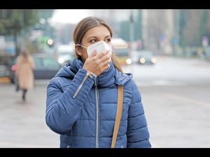Das Tragen von FFP-Atemschutzmasken schuetzt vor dem Virus