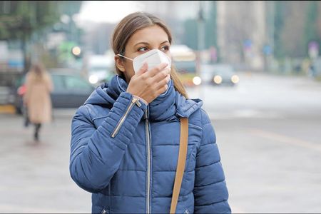 Das Tragen von FFP-Atemschutzmasken schuetzt vor dem Virus