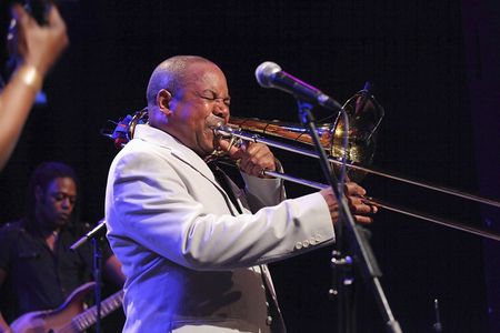 Joe Bowie gibt Konzert mit hr-Bigband