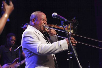 Joe Bowie gibt Konzert mit hr-Bigband