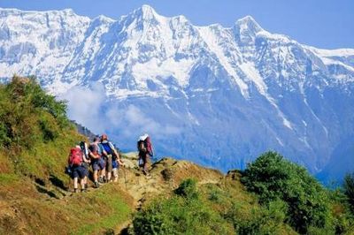 Bei der Trekking-Tour durch Zentralnepal schlagen Hauser-Reisende ihre Zeltcamps auf unberuehrten Lichtungen, Almen und unter der Nordwand des Dhaulagiri auf