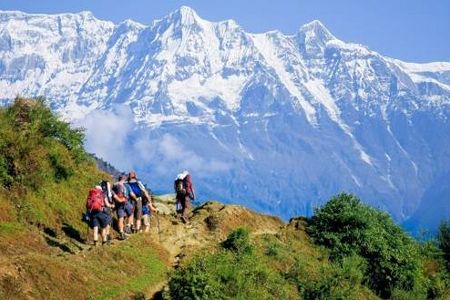 Bei der Trekking-Tour durch Zentralnepal schlagen Hauser-Reisende ihre Zeltcamps auf unberuehrten Lichtungen, Almen und unter der Nordwand des Dhaulagiri auf