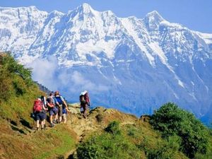Bei der Trekking-Tour durch Zentralnepal schlagen Hauser-Reisende ihre Zeltcamps auf unberuehrten Lichtungen, Almen und unter der Nordwand des Dhaulagiri auf Bei der Trekking-Tour durch Zentralnepal schlagen Hauser-Reisende ihre Zeltcamps auf unberuehrten Lichtungen, Almen und unter der Nordwand des Dhaulagiri auf