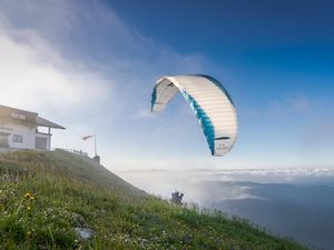 Die gemütliche Kuhleitenhütte ist vor allem bei Paragleit-Anfängern beliebter Startplatz in der Südtiroler Gemeinde Schenna bei Meran Die gemütliche Kuhleitenhütte ist vor allem bei Paragleit-Anfängern beliebter Startplatz in der Südtiroler Gemeinde Schenna bei Meran