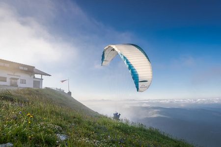 Die gemütliche Kuhleitenhütte ist vor allem bei Paragleit-Anfängern beliebter Startplatz in der Südtiroler Gemeinde Schenna bei Meran