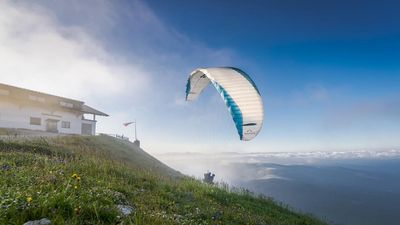 Die gemütliche Kuhleitenhütte ist vor allem bei Paragleit-Anfängern beliebter Startplatz in der Südtiroler Gemeinde Schenna bei Meran
