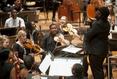 Tshepo Tsotetsi mit dem MIAGI Youth Orchestra und New Skool Orchestra