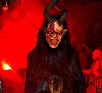 Der Brauch des Krampuslaufs wird auch in Schenna/Suedtirol zelebriert – dank eines friedlichen Nikolauses aber nicht so gruselig wie andernorts im Alpenraum
