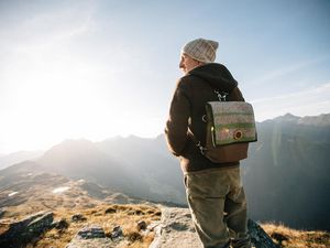 Die Taschen von AlpinArt – Atelier für Filzkunst und Schmuck in Schenna/Südtirol werden von Monika Kienzl mit viel Liebe zum Detail von Hand angefertigt Die Taschen von AlpinArt – Atelier für Filzkunst und Schmuck in Schenna/Südtirol werden von Monika Kienzl mit viel Liebe zum Detail von Hand angefertigt