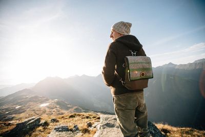 Die Taschen von AlpinArt – Atelier für Filzkunst und Schmuck in Schenna/Südtirol werden von Monika Kienzl mit viel Liebe zum Detail von Hand angefertigt